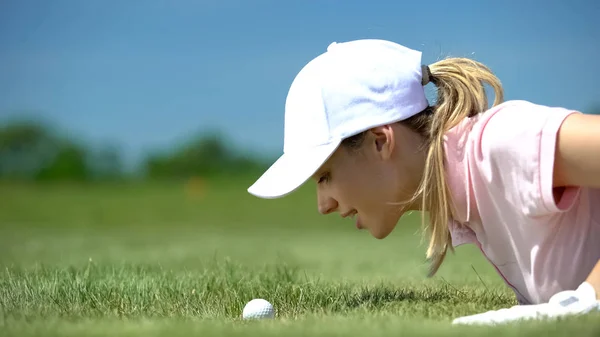 Žena Golfista Při Pohledu Míč Válcování Díře Naděje Úspěch Výstřel — Stock fotografie