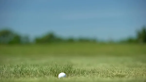 Golfball Auf Dem Abschlag Schussbereit Sportgeräte Luxuriöses Hobby Und Spiel — Stockfoto