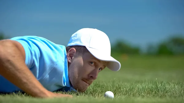 Tricky Mann Som Blåser Golfball Hullet Smidighet Slu Strategi – stockfoto