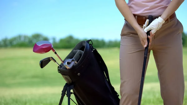 Kobieta Golfista Gospodarstwa Żelaza Klub Gotowy Gry Torba Klubów Żelaza — Zdjęcie stockowe