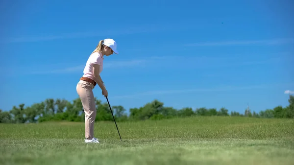 Jovem Golfista Sexo Feminino Praticando Tiros Com Ferro Clube Curso — Fotografia de Stock