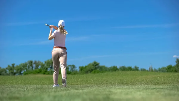 Skilled Golfista Feminina Batendo Bola Posição Backswing Treinamento Hobby — Fotografia de Stock