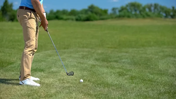 Joueur Golf Professionnel Prêt Frapper Balle Préparant Pour Compétition Sport — Photo