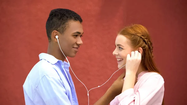 Teenagers Couple Listening Music One Pair Earphones Romantic Date — Stock Photo, Image