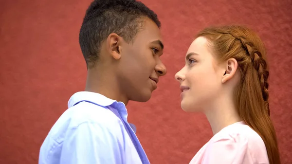 Pár Tinédzser Szerelmesek Félénken Néz Egymás Szemébe Mielőtt Csók — Stock Fotó