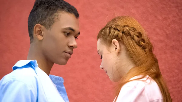 Novio Hablando Con Hermosa Novia Tímida Momento Tierno Primeras Relaciones — Foto de Stock