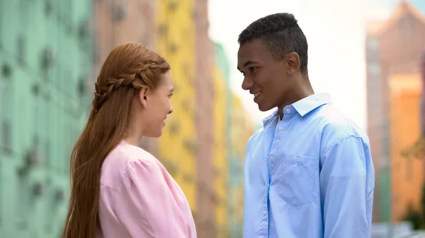 Smiling Couple Teenagers Looking Each Other Meeting City Center Date — ストック写真