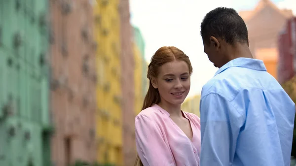 Verlegen Roodharig Meisje Knuffelen Naar Multiraciale Vriend Tedere Gevoelens Liefde — Stockfoto