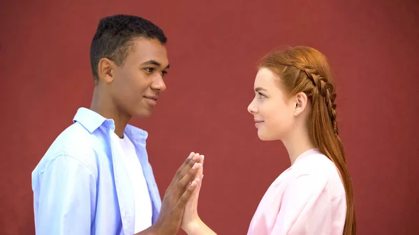 Multirracial Adolescente Menino Menina Tocando Mãos Primeiros Sentimentos Quentes Carinho — Fotografia de Stock