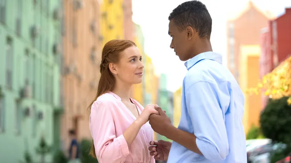 Mixed Race Guy Ömt Håller Flickvänner Hand Säger Ord Kärlek — Stockfoto