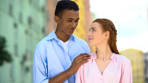 Adolescente Cara Tocando Namoradas Ombro Por Trás Encontro Surpresa Romance — Fotografia de Stock