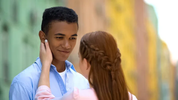 Menina Carinhosamente Acariciando Seu Namorado Amorosamente Olhando Seus Olhos Relações — Fotografia de Stock