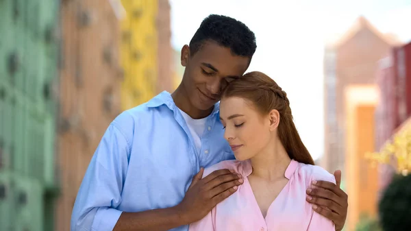 Mixed Race Chico Tiernamente Abrazando Novia Por Los Hombros Calentándola — Foto de Stock