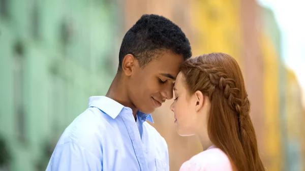 多种族青少年夫妇触摸额头看着眼睛与爱 — 图库照片