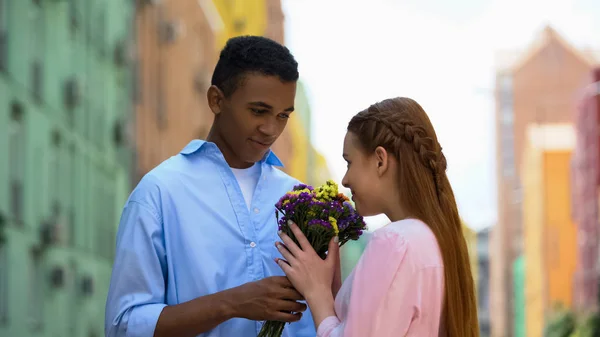 Fidanzato Premuroso Che Presenta Mazzo Fiori Colorati Alla Sua Ragazza — Foto Stock