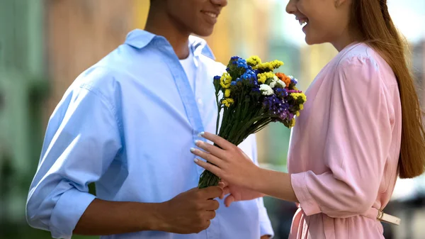 Prietena Fericită Care Primește Buchet Flori Frumoase Iubitul Dragoste — Fotografie, imagine de stoc