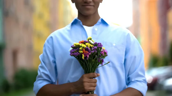 Niño Afroamericano Sosteniendo Ramo Flores Esperando Novia Cita Romántica —  Fotos de Stock