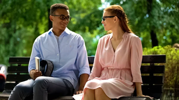 Mixed Race Student Aanraken Hand Van Meisje Zittend Bench Eerste — Stockfoto