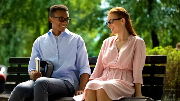 Casal Jovens Estudantes Que Têm Encontro Sentado Banco Parque Relacionamento — Fotografia de Stock