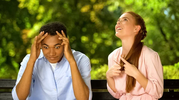 Mixed Race Guy Chockad Alltför Pratsam Och Irriterande Flicka Första — Stockfoto