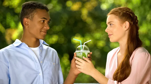 Lindos Adolescentes Multiétnicos Enamorados Celebrando Cóctel Con Dos Pajitas Romántico — Foto de Stock