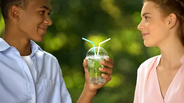 Pareja Joven Estudiantes Bebiendo Bebidas Mirándose Con Amor —  Fotos de Stock