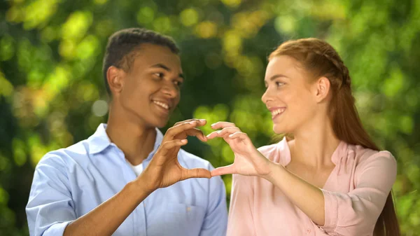 多民族カップルは 屋外で手の心のジェスチャーを作る 最初の関係 — ストック写真