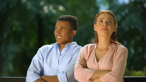 Fille Offensée Assise Avec Les Mains Croisées Garçon Choqué Par — Photo