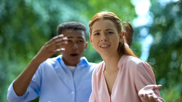 Teleurgesteld Tiener Meisje Moe Van Luisteren Afro Amerikaanse Vriend Ruziën — Stockfoto