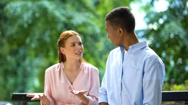 Irriterade Afro Amerikansk Tonårs Pojke Ignorerar Flickvänner Klagomål Konflikt Parken — Stockfoto