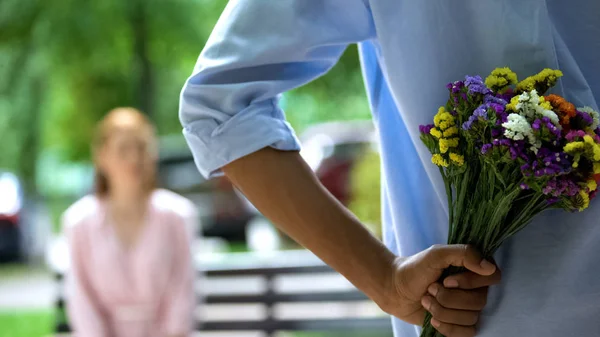 Boyfriend Hiding Flowers Bunch His Back Date Girlfriend Surprise — ストック写真