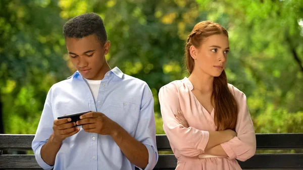 Menino Raça Mista Ignorando Namorada Jogando Jogos Smartphone Vício — Fotografia de Stock