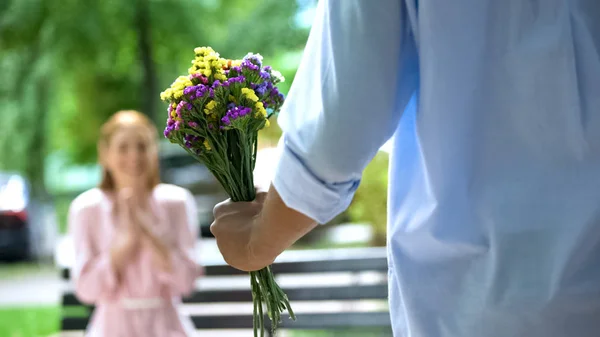 Pohled Chlapce Který Prezentuje Hromadu Květin Přítelkyni Překvapení — Stock fotografie