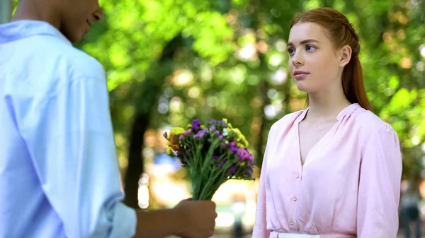 Ofendida Chica Rechazando Novios Intento Reconciliación Ignorando Las Flores — Foto de Stock