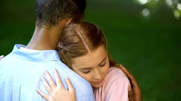 Adolescente Ragazza Teneramente Abbracciando Suo Ragazzo Afro Americano Nel Parco — Foto Stock