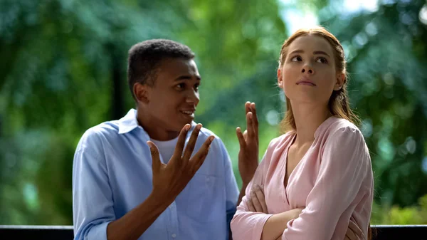 Offended Teen Girl Tired Listening Explanations Her Black Boyfriend — Stock Photo, Image