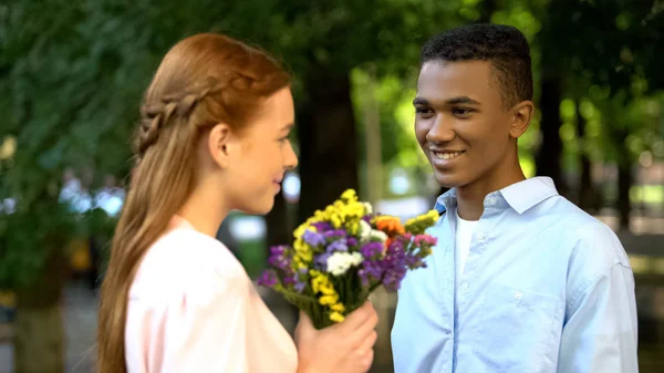 Doux Garçon Adolescent Afro Américain Présentant Bouquet Fleurs Petite Amie — Photo
