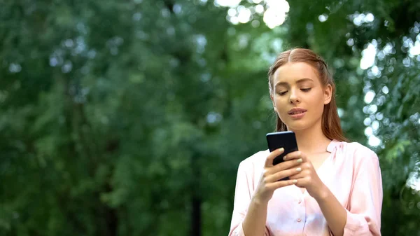 Vakker Ung Jente Som Snakker Smarttelefon Bruker Tid Utendørs Avhengig – stockfoto