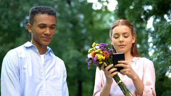Gadget Viciado Menina Com Flores Conversando Smartphone Ignorando Namorado — Fotografia de Stock