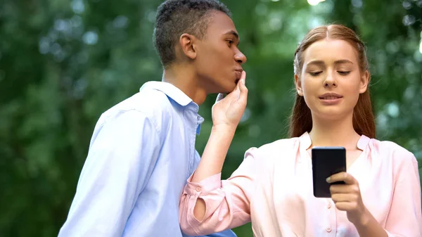 Adolescente Menina Conversando Smartphone Rejeitando Mestiço Namorado Beijo Vício — Fotografia de Stock