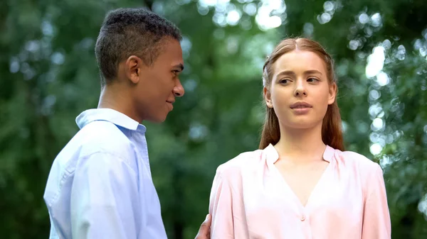 Asustada Adolescente Mirando Sospechosamente Tipo Tratando Abrazarla Ignorando — Foto de Stock