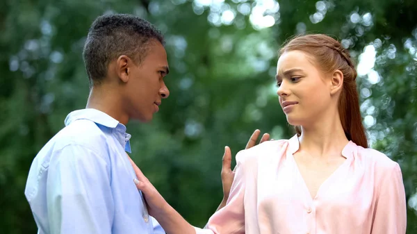Självsäker Tonåring Flicka Stoppa Pojkvän Försöker Kyssa Henne Obesvarad Kärlek — Stockfoto
