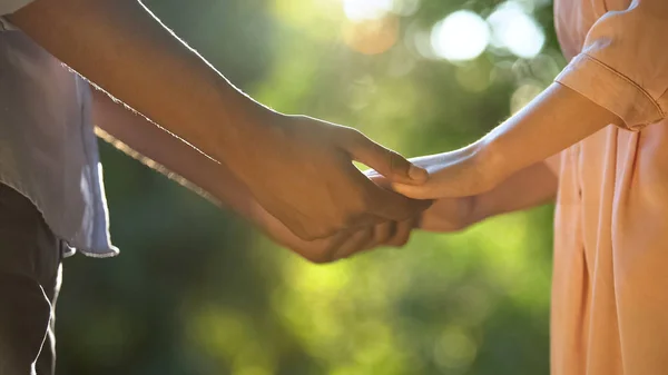 公園で手をつないでいる混合人種愛好家のクローズアップ ロマンチックな関係 — ストック写真
