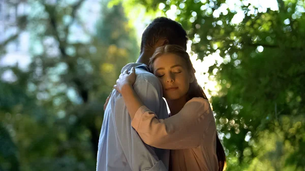 Két Tizenéves Szerelmesek Átölelve Napsütötte Parkban Első Kapcsolat Romantikus Érzés — Stock Fotó