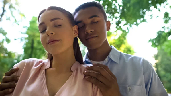 Afro Americano Adolescente Chico Abrazando Novias Hombros Por Detrás Romance —  Fotos de Stock