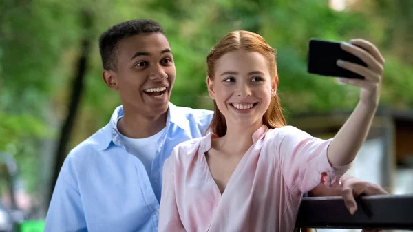 Sonriendo Pareja Adolescente Divirtiéndose Haciendo Fotos Selfie Cámara Del Teléfono — Foto de Stock