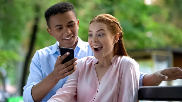 Menino Adolescente Mostrando Smartphone Tela Feliz Namorada Surpresa Para Aniversário — Fotografia de Stock