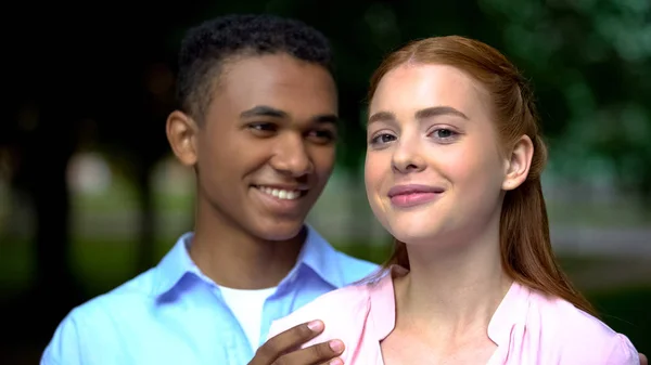 Sonriente Pareja Adolescentes Abrazándose Ante Cámara Cariño Ternura — Foto de Stock