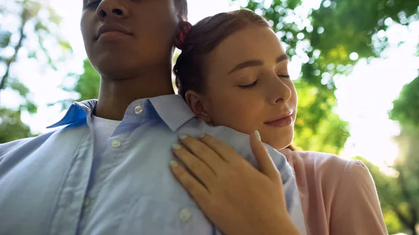 公園で若いカップルのクローズアップ ボーイフレンドの肩に寄りかかって十代の女の子 — ストック写真