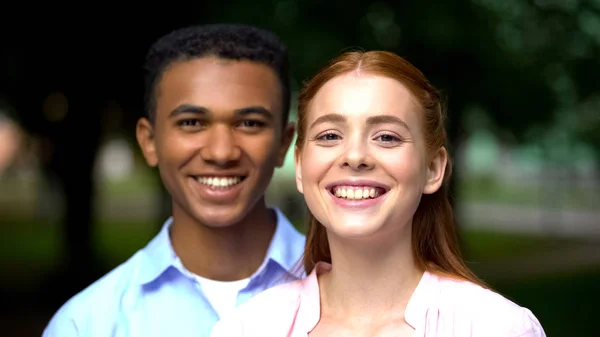 Lycklig Multietniskt Tonårspar Leende Kamera Första Dejt Parken Kärlek — Stockfoto